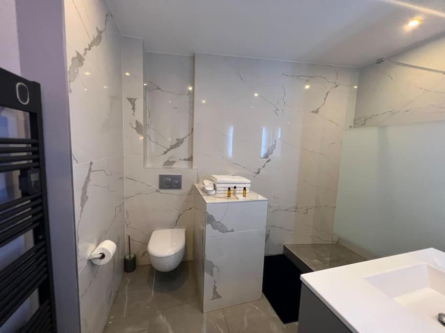 Newly Renovated Spacious In Montorgeuil Area