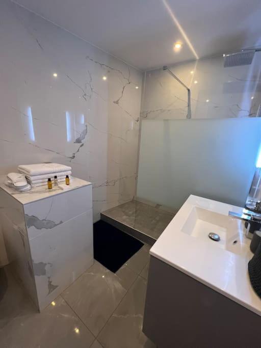 Newly Renovated Spacious In Montorgeuil Area * Parijs