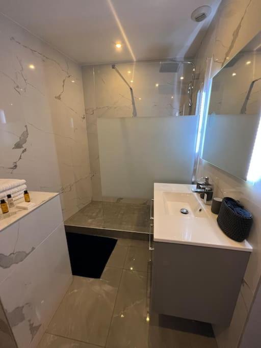 Newly Renovated Spacious In Montorgeuil Area *